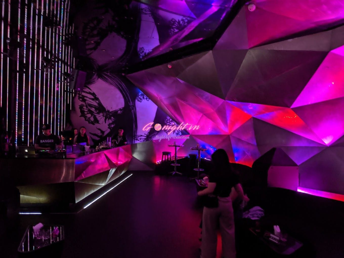 top 9 lounge hoan kiem cuc chay tim bai dap quanh day chot ban vip pho co