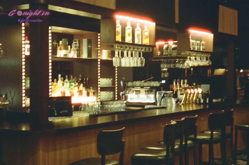 Tan Ca Lên Đồ, Nhưng Đi Đâu Chill? Checklist 3 Cocktail Bar Quận 1 Cứ Ghé Là Mê 1 a bar with a lot of bottles on it