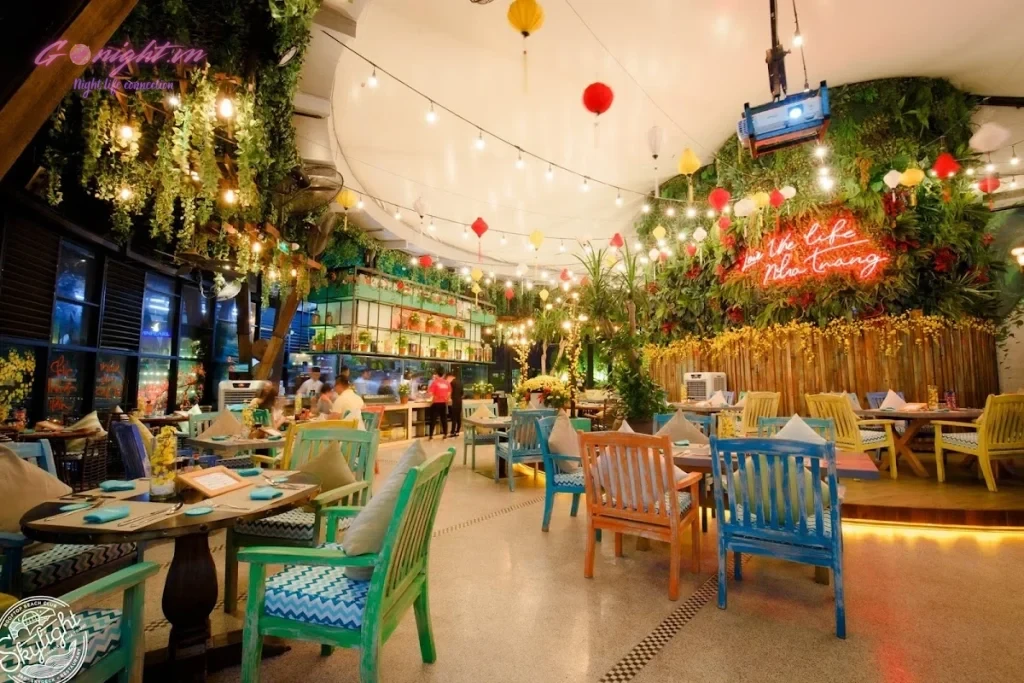 Top 7 Rooftop & Beach Bar/Club Đẹp Nhất Nha Trang: Ngắm Trọn Vẹn Biển Đêm 2 skylight gmap 69f332f854f78 1