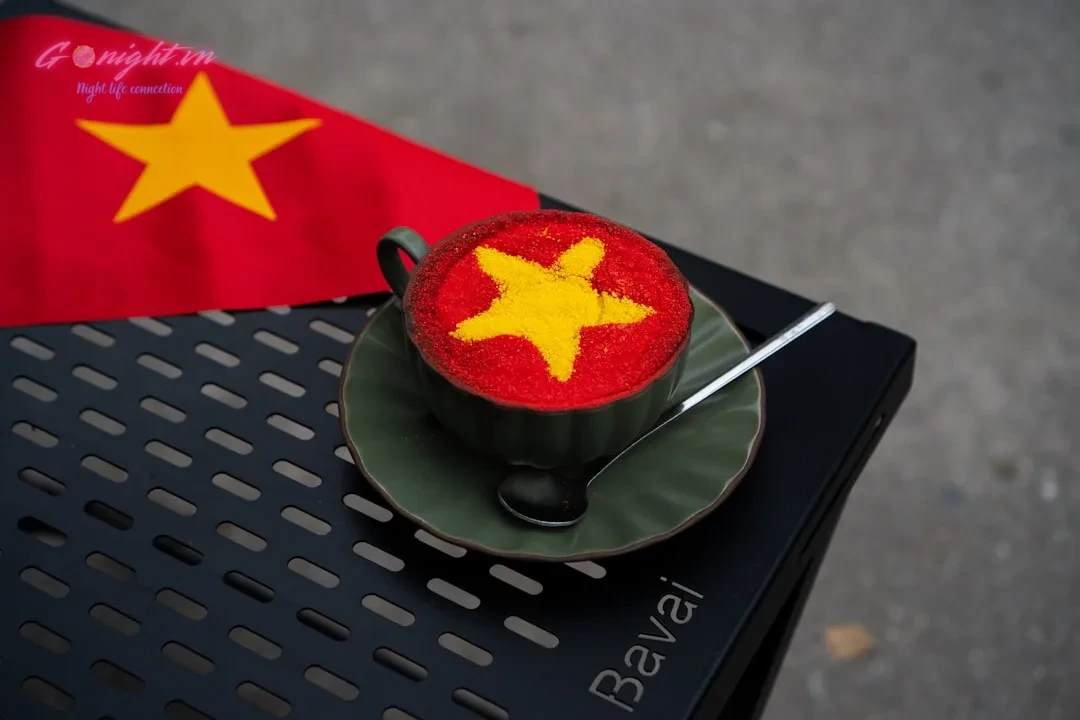 Lounge và Club Khác Nhau Thế Nào? Bí Kíp Chọn Tụ Điểm Hoàn Hảo Cho Mọi Cuộc Vui 9 Coffee with vietnamese flag art next to a flag