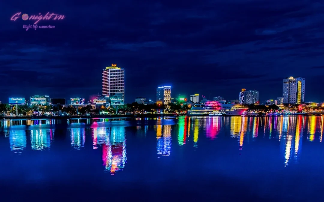 Review Chi Tiết Sky36 Dining & Bar Đà Nẵng: Trải Nghiệm Ẩm Thực và Giải Trí Đẳng Cấp Trên Đỉnh Thành Phố 1 reflection of high rise building on water