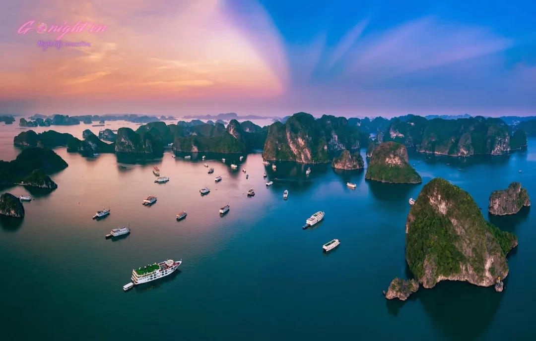 Solasta Restaurant & Bar Bảo Khánh: Trải Nghiệm Ẩm Thực & Cocktail Tinh Hoa Giữa Lòng Hà Nội 3 Karst islands in the ocean at sunset