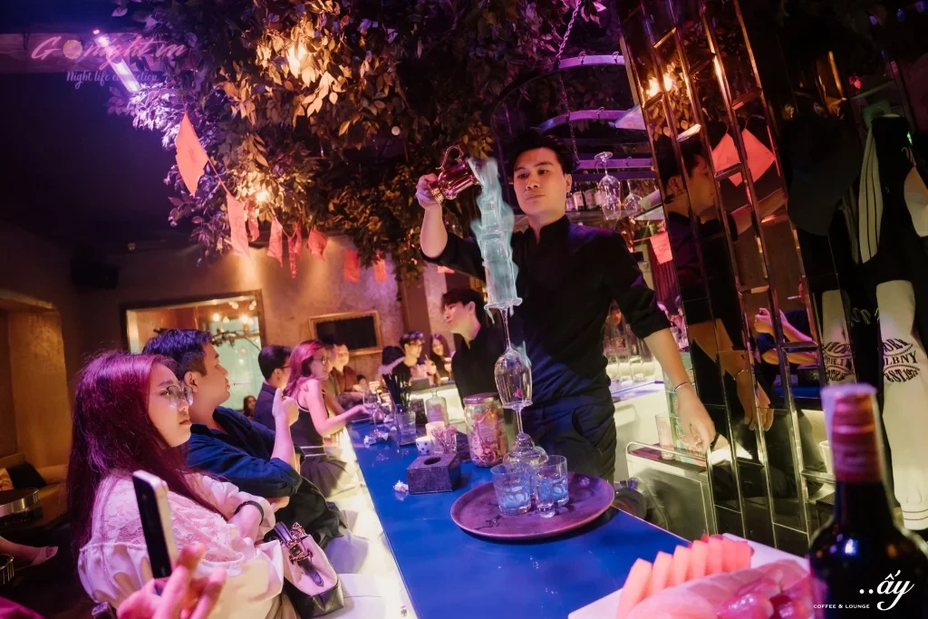 Lounge và Club Khác Nhau Thế Nào? Bí Kíp Chọn Tụ Điểm Hoàn Hảo Cho Mọi Cuộc Vui 2 ay lounge 69fdb61c3603a 1