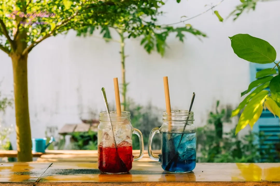 Cẩm Nang Chọn Cocktail Chuẩn Vị Cho Mọi Dịp: Từ Hẹn Hò Lãng Mạn Đến Tụ Tập Bạn Bè 1 a couple of jars filled with drinks sitting on top of a table