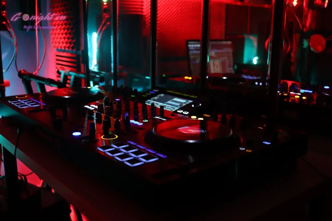 Lounge và Club Khác Nhau Thế Nào? Bí Kíp Chọn Tụ Điểm Hoàn Hảo Cho Mọi Cuộc Vui 5 a dj's turntable in a dimly lit room
