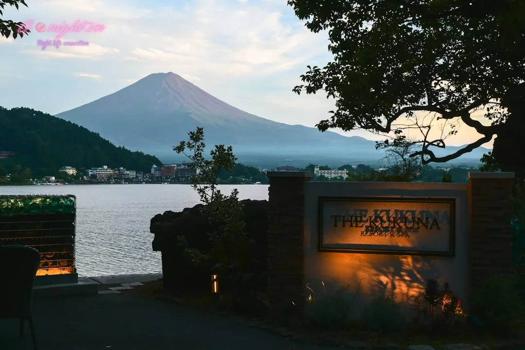Mount fuji and lake at dusk with sign