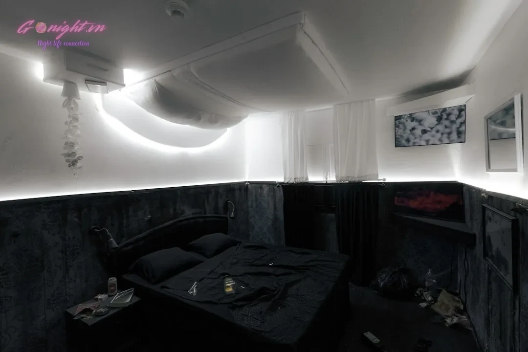 A room with a bed and a desk in it