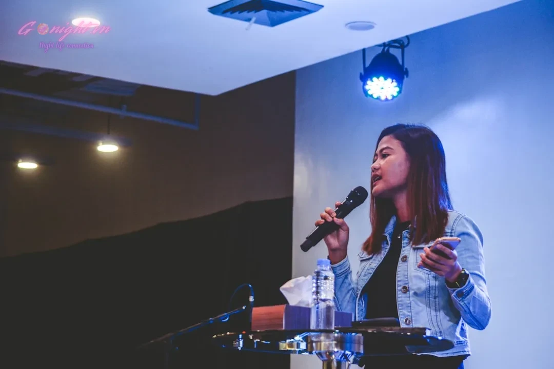 Cẩm Nang Chọn Phòng Karaoke: Từ Không Gian Riêng Tư Đến Tiệc Tùng Bùng Nổ, Hát Sao Cho 'Đã' Nhất! 2 woman holding microphone