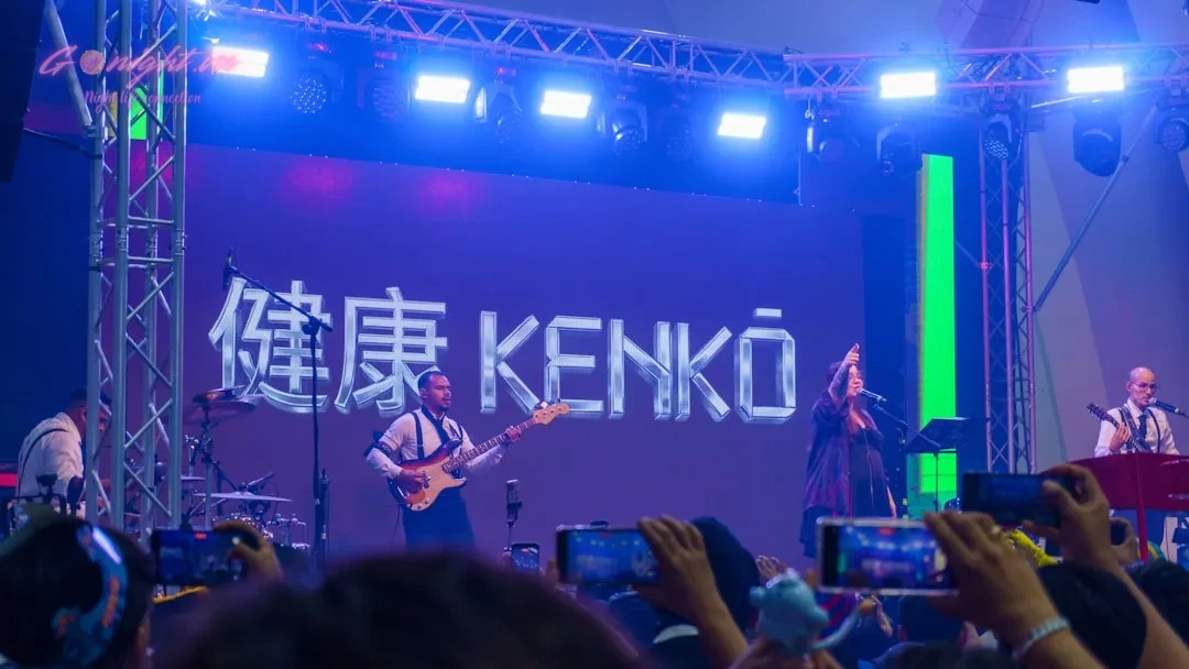 Hát Hay Không Bằng Hay Hát: Khám Phá Top 7 Quán Karaoke 'Đỉnh Của Chóp' tại KDC Trung Sơn, Bình Chánh 6 Band performing on stage with audience recording