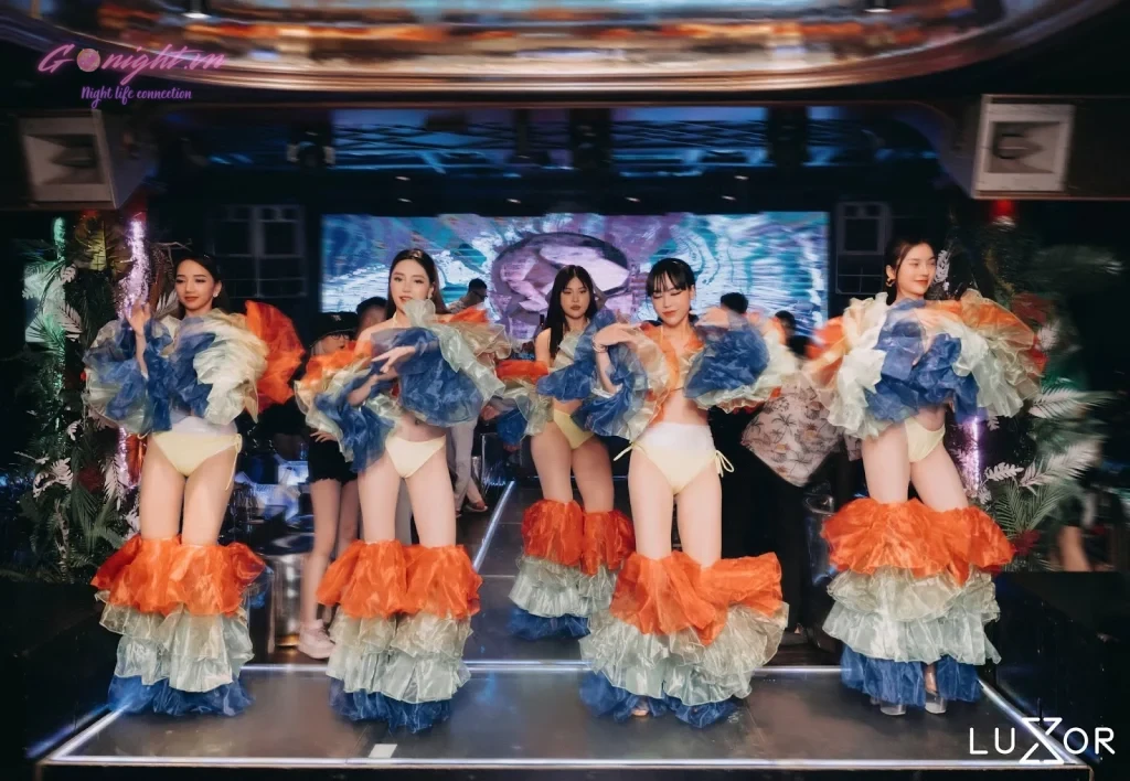 Lounge và Club Khác Nhau Thế Nào? Bí Kíp Chọn Tụ Điểm Hoàn Hảo Cho Mọi Cuộc Vui 3 luxor lounge 6a0887106220f 1