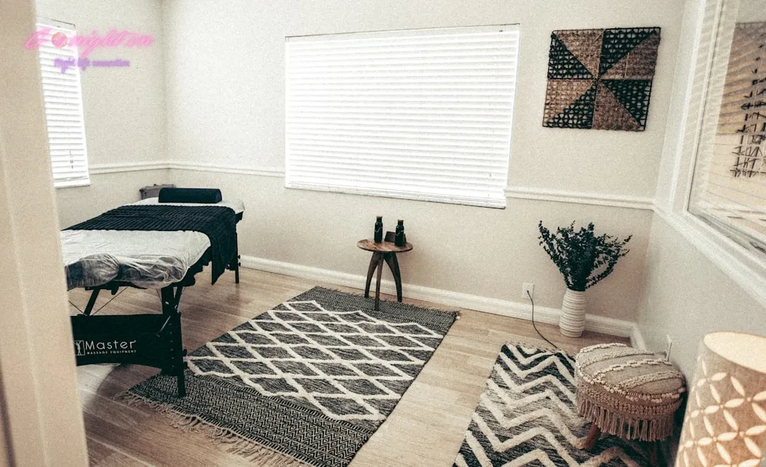 Top Địa Chỉ Massage Thủ Dầu Một Trị Liệu Và Thư Giãn Đẳng Cấp Nhất 7 brown wooden table on brown and white area rug