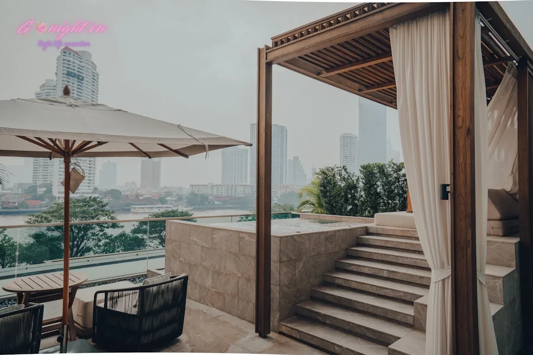 Review Chi Tiết Sky36 Dining & Bar Đà Nẵng: Trải Nghiệm Ẩm Thực và Giải Trí Đẳng Cấp Trên Đỉnh Thành Phố 3 a patio with a view of the city