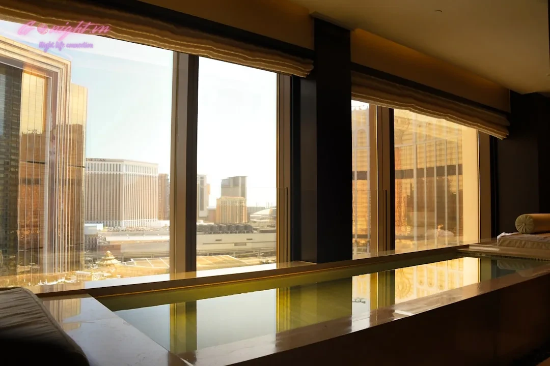 Massage Dubai Luxury Q1: Khám Phá Thiên Đường Thư Giãn Đẳng Cấp Giữa Lòng Sài Gòn 1 Luxury hotel room with city view and bathtub