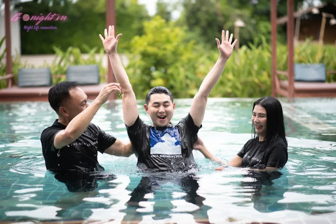 Bản Đồ Massage Đà Nẵng: Top 10+ Địa Chỉ Uy Tín Giúp "F5" Cơ Thể Sau Những Ngày Vui Chơi Hết Cỡ 1 a group of people in a pool