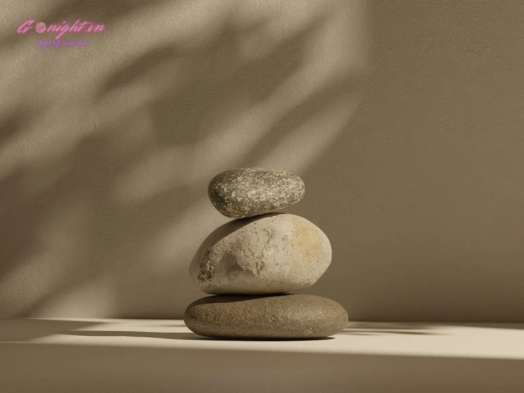 Bảng Giá Massage Bình Dương: Top Địa Điểm Thư Giãn Đẳng Cấp Nhất 7 a stack of rocks sitting on top of a table