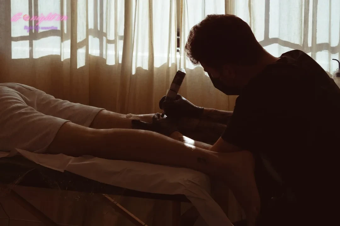 Massage Mộ Lao Hà Đông: Top Địa Điểm Thư Giãn Tuyệt Vời 7 a man lying on a bed
