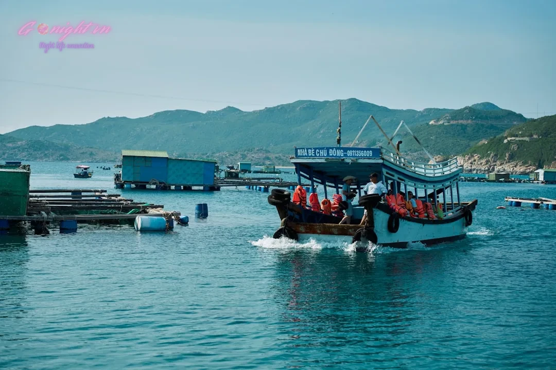 Top 7 Rooftop & Beach Bar/Club Đẹp Nhất Nha Trang: Ngắm Trọn Vẹn Biển Đêm 1 a boat with a bunch of people on it in the water