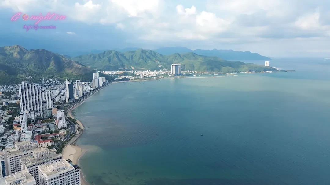 Top 7 Rooftop & Beach Bar/Club Đẹp Nhất Nha Trang: Ngắm Trọn Vẹn Biển Đêm 9 an aerial view of a city next to a large body of water