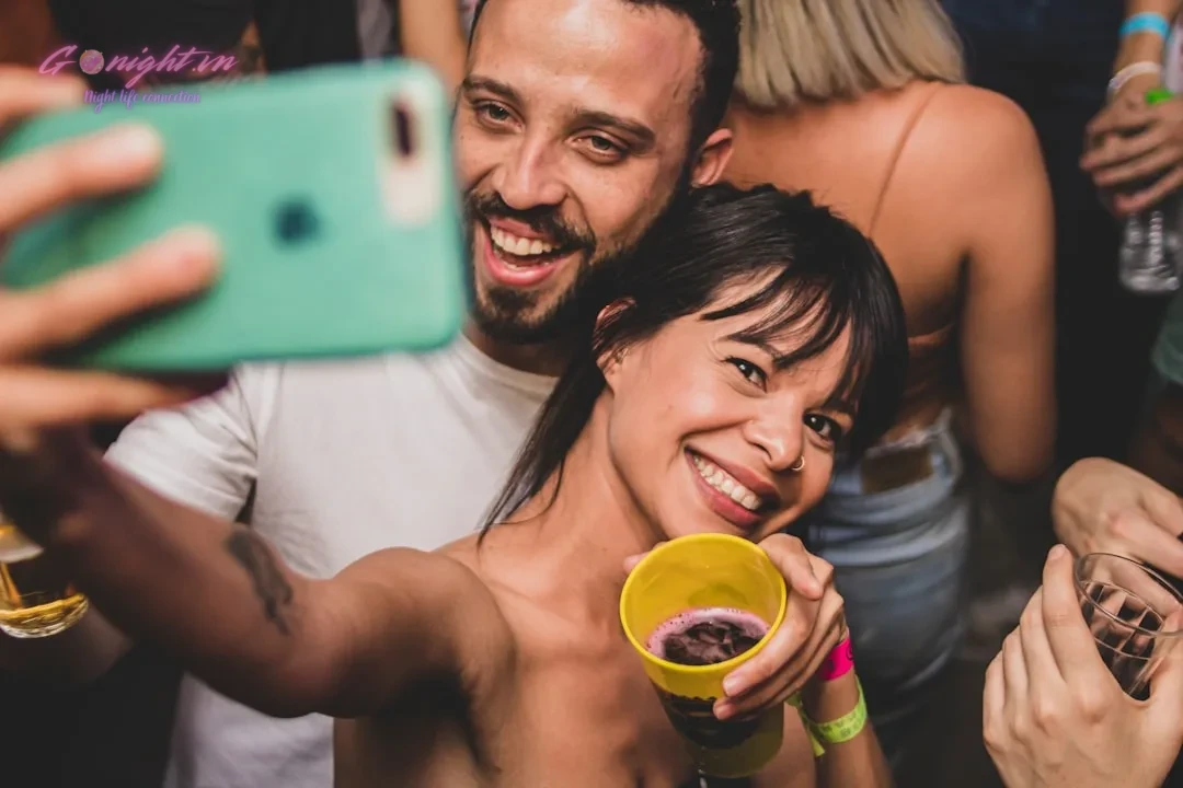 Top 7 Quán Cocktail Speakeasy và Hidden Bar Độc Đáo Khắp Việt Nam: Khám Phá Thế Giới Đồ Uống Nghệ Thuật 9 man and woman holding yellow ceramic mug