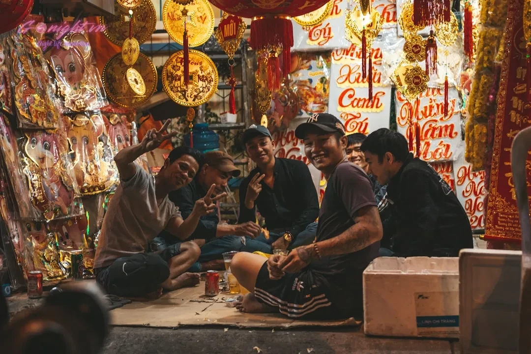 Bí Kíp Săn Deal và Tận Hưởng Ưu Đãi Tối Đa Tại Các Quán Bar, Club, Karaoke & Massage: Đêm Vui Không Lo Về Giá 1 people sitting on street during daytime