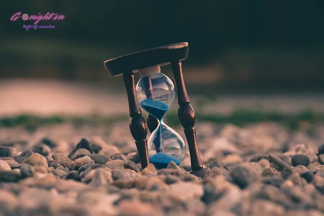 Khám Phá Top Địa Điểm Massage Văn Khê Hà Đông Mang Lại Trải Nghiệm Thư Giãn Đỉnh Cao 7 selective focus photo of brown and blue hourglass on stones