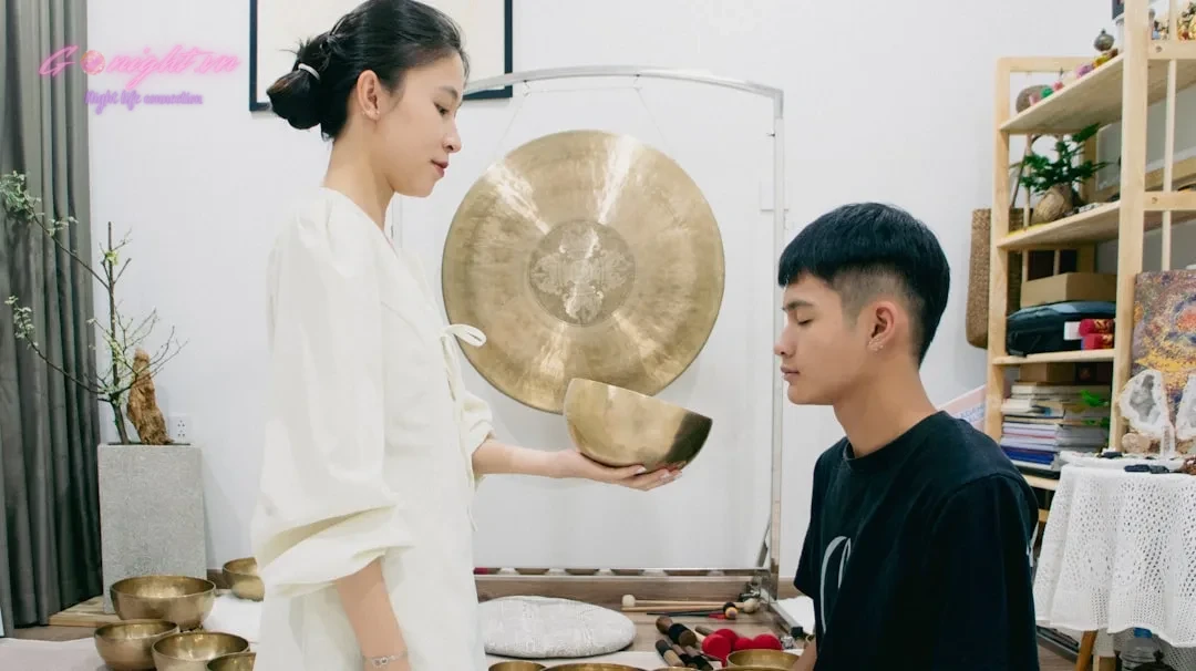 Top Địa Chỉ Massage Đống Đa Đẳng Cấp Cho Quý Ông Thư Giãn 6 A man standing next to a woman in a room