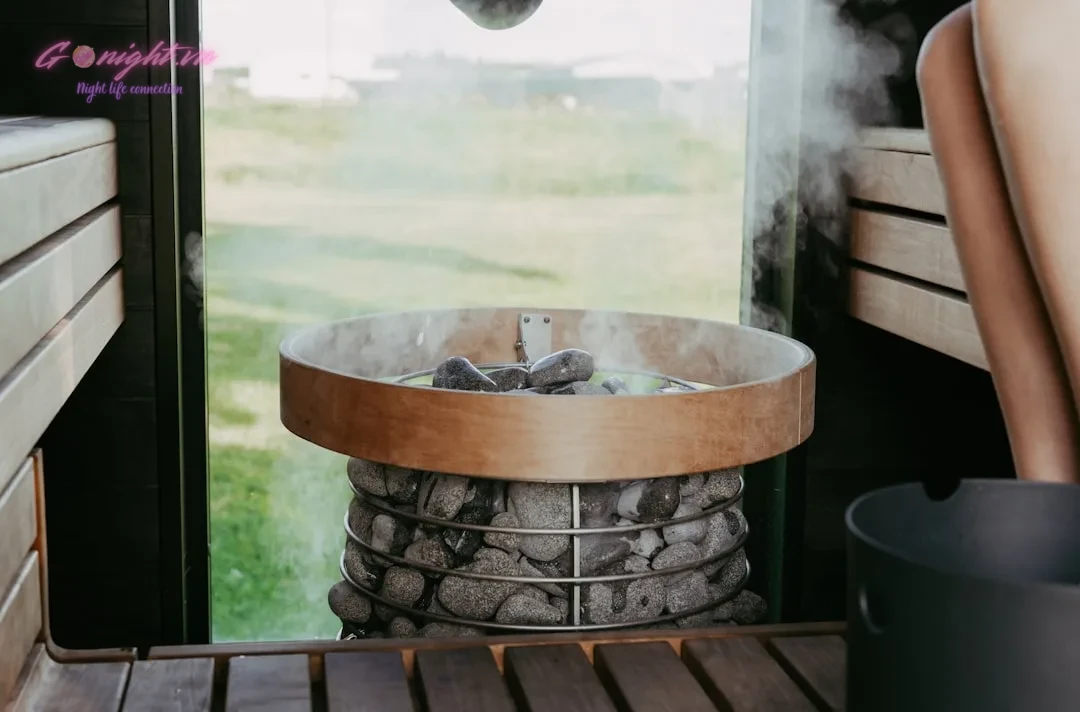 Tại Sao Massage Geisha Hà Đông Luôn “Hot” Nhất Khu Vực? 5 Steam rising from hot stones in a sauna