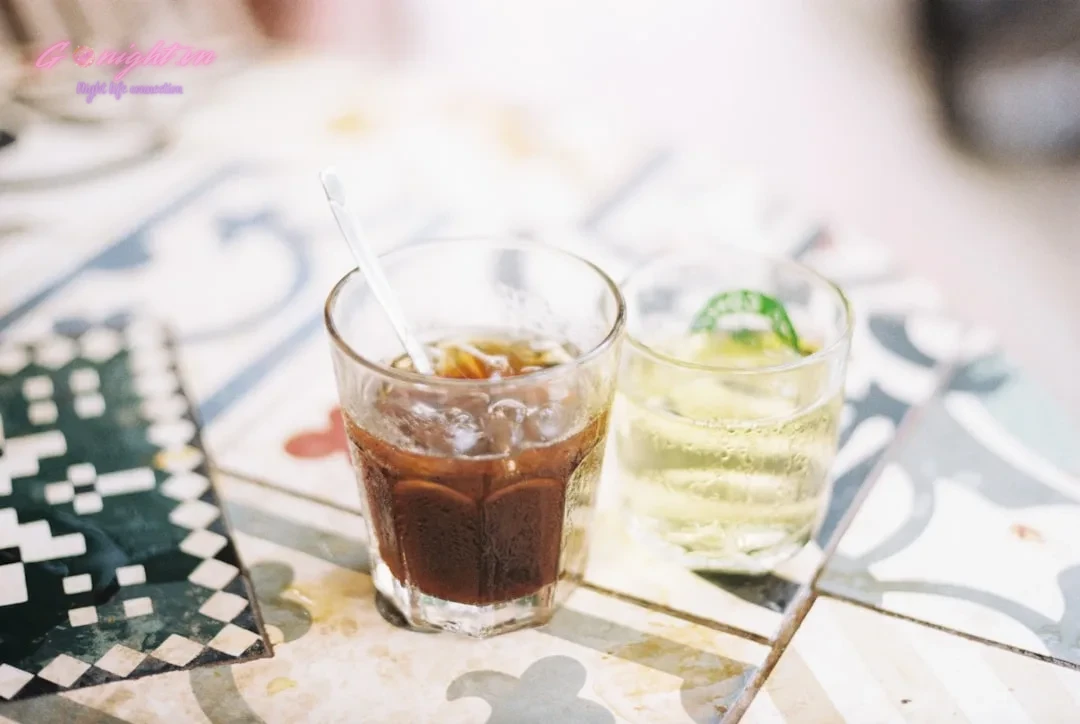 clear drinking glass with tea