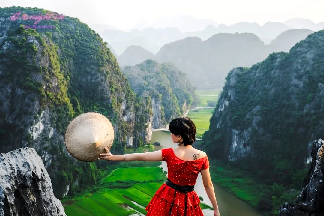 Khám Phá Top Địa Điểm Massage Trung Sơn Bình Chánh Thư Giãn Tuyệt Vời 10 a woman in an orange dress holding a large rock