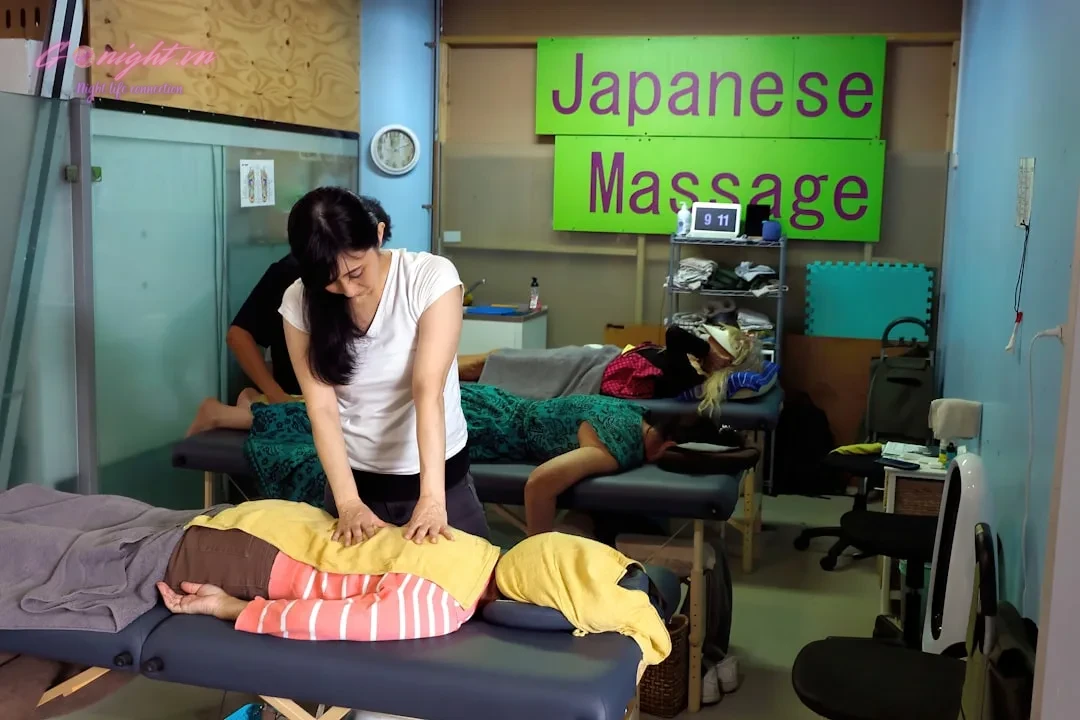Top Địa Chỉ Massage Body Đống Đa Siêu Thư Giãn Cho Phái Mạnh 6 a woman getting a massage in a room