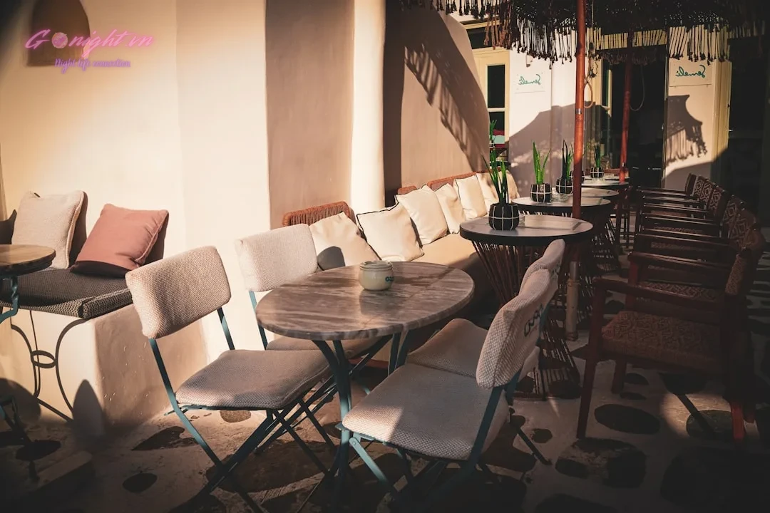 A row of tables and chairs sitting next to each other