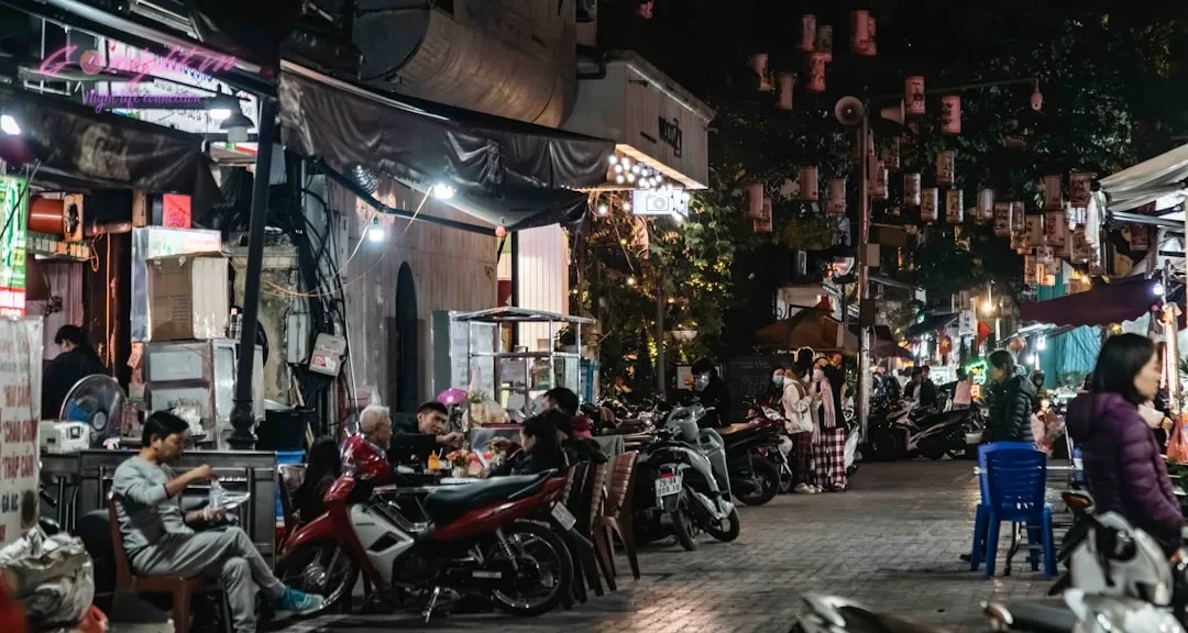 Tàn Tiệc Chưa Tàn Vui: Cẩm Nang 'Tăng 2, Tăng 3' Xuyên Màn Đêm Tại Hà Nội & Sài Gòn 23 Street scene at night with people and motorcycles