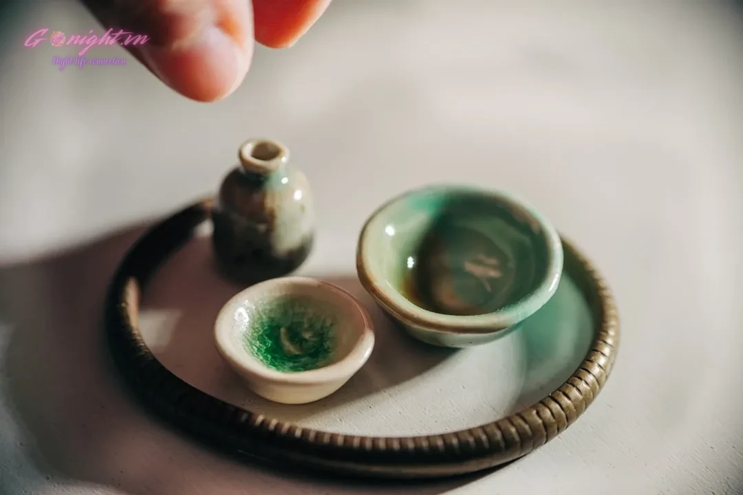 First-Timer's Guide to Nuru Massage: What to Expect and How to Choose a Reputable Spa in Vietnam 3 person holding 2 green and white ceramic bowls